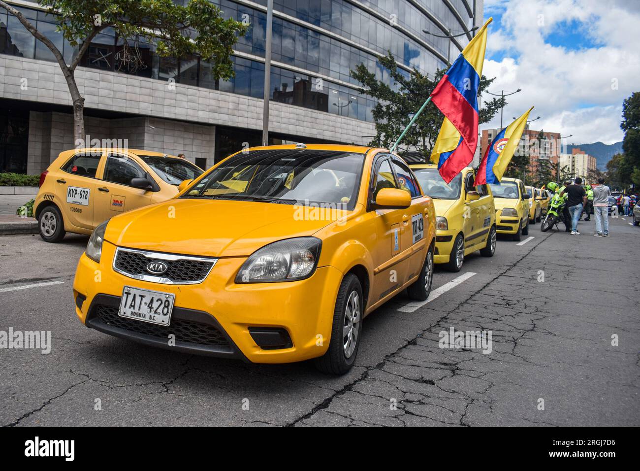 Bogota, Colombie. 09 août 2023. Plusieurs taxis bloquent les rues avec des drapeaux colombiens alors que les chauffeurs de taxi bloquent des rues à Bogota, en Colombie, pour manifester contre la décision du gouvernement colombien d'augmenter le prix du carburant, le 9 août 2023. Photo : Cristian Bayona/long Visual Press crédit : long Visual Press/Alamy Live News Banque D'Images