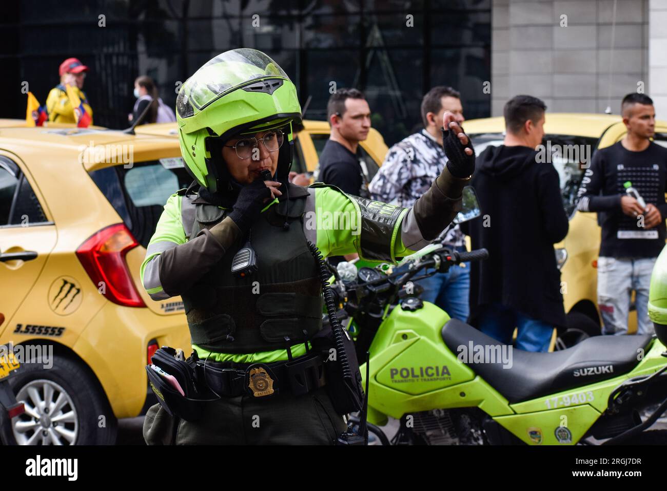 Bogota, Colombie. 09 août 2023. Des agents de la police de transit colombienne sont vus lors de manifestations alors que des chauffeurs de taxi bloquent des rues à Bogota, en Colombie, pour manifester contre la décision du gouvernement colombien d'augmenter le prix du carburant, le 9 août 2023. Photo : Cristian Bayona/long Visual Press crédit : long Visual Press/Alamy Live News Banque D'Images