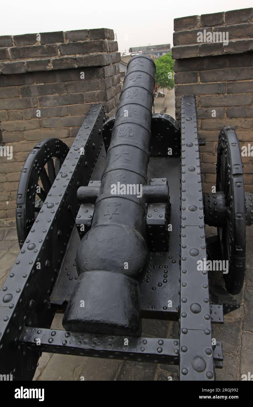 Canon de fer dans les anciens murs de la ville, les anciennes installations militaires chinoises, ont une atmosphère nostalgique riche, comté de Pingyao, province du Shanxi, Chine Banque D'Images