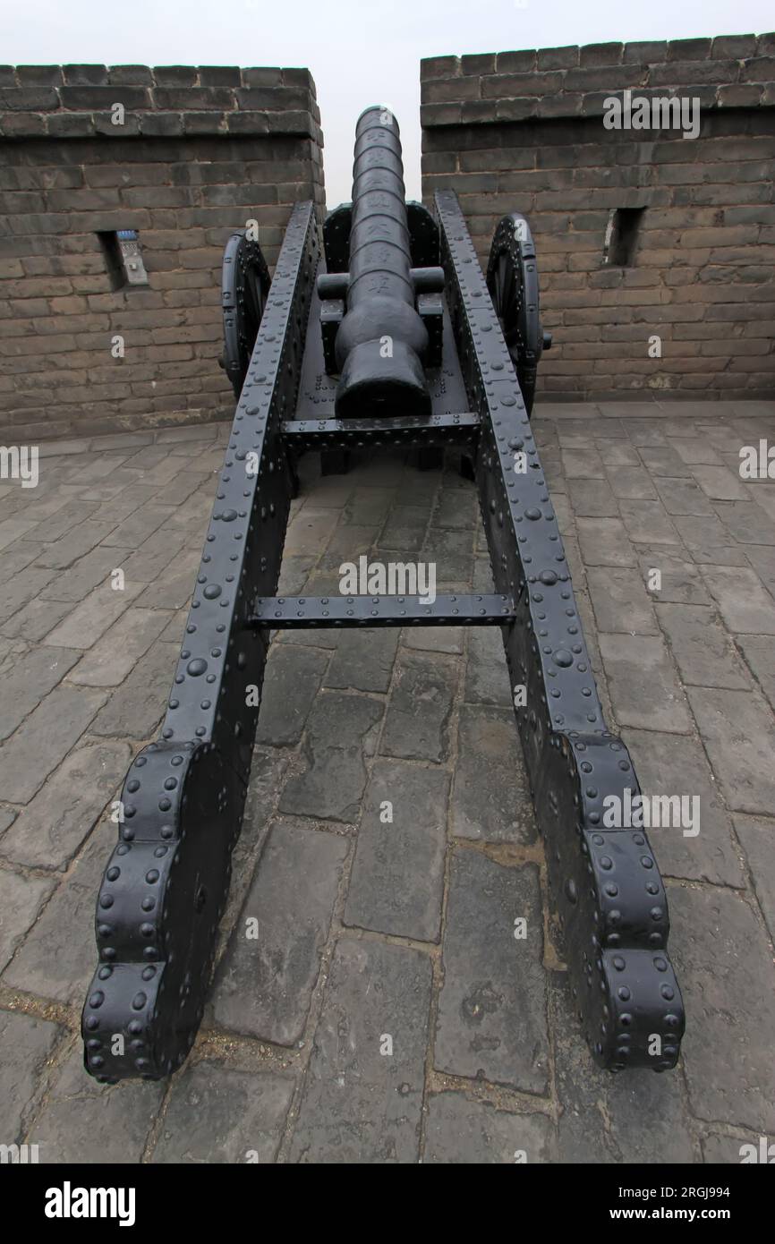 Canon de fer dans les anciens murs de la ville, les anciennes installations militaires chinoises, ont une atmosphère nostalgique riche, comté de Pingyao, province du Shanxi, Chine Banque D'Images