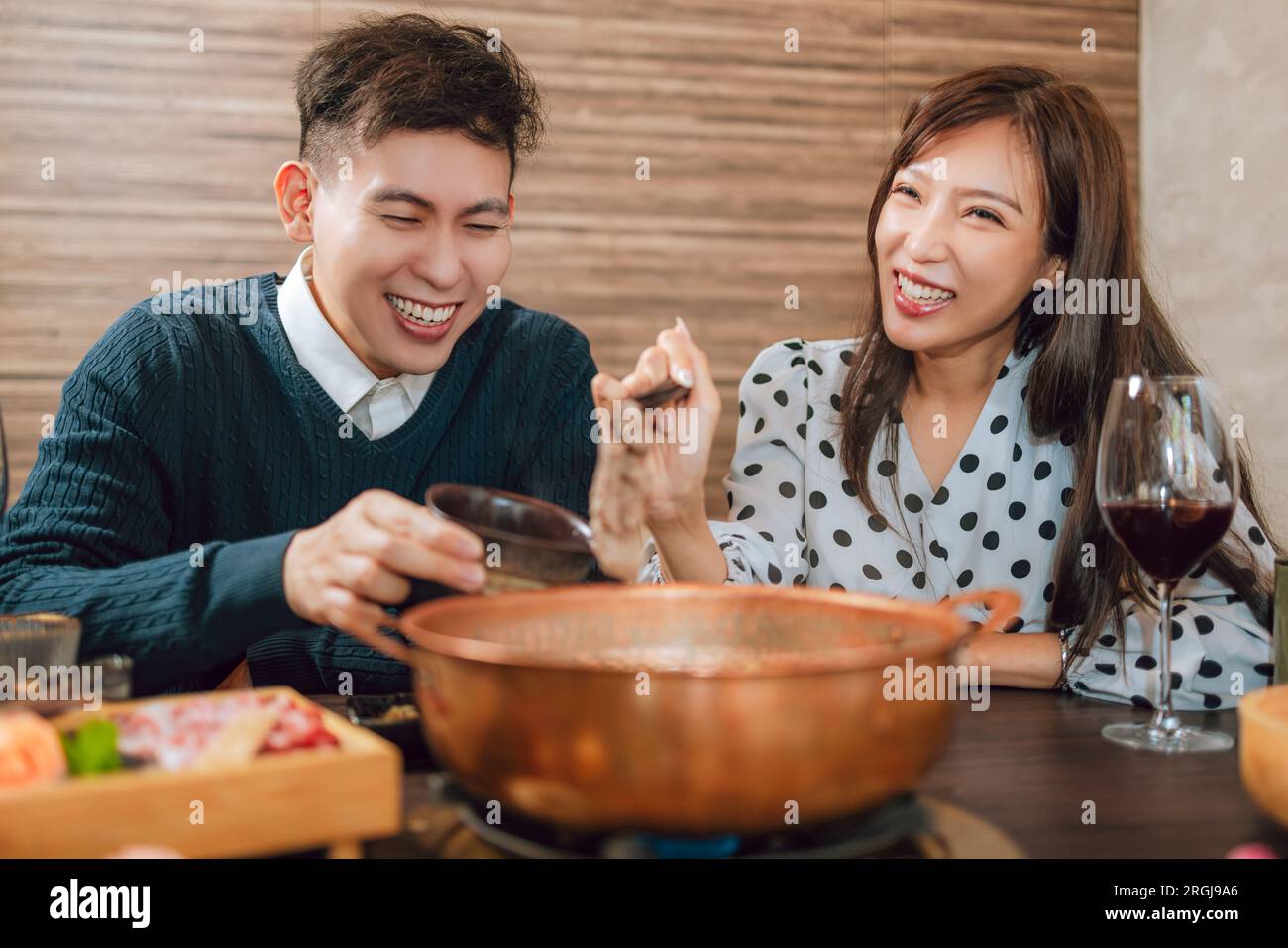 Heureux couple dînant dans le restaurant Hotpots Banque D'Images