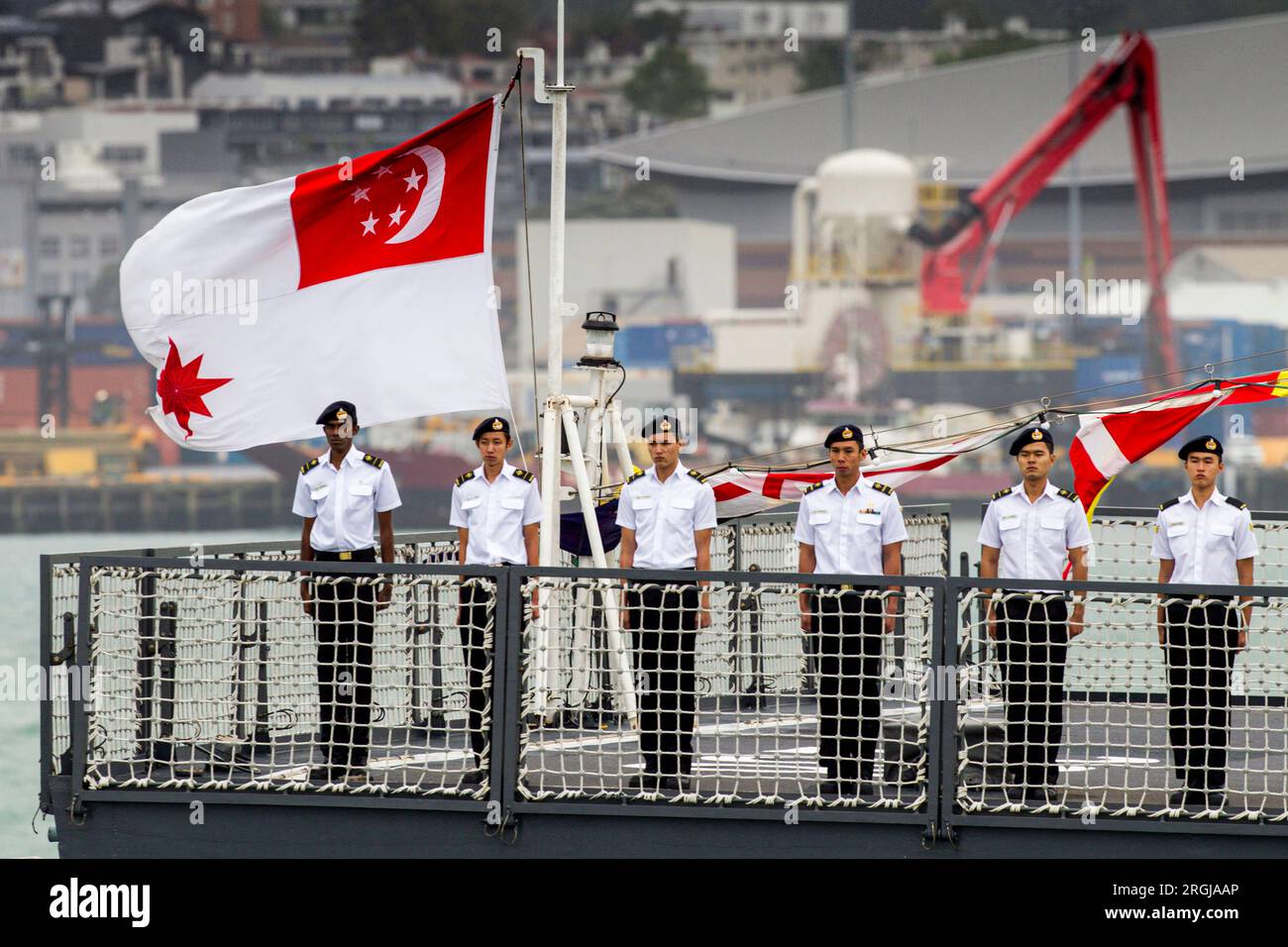 L'équipage du navire Resolution de la marine de Singapour salue le gouverneur général, Dame Patsy Reddy alors qu'il passe à bord du HMNZS Otago Banque D'Images