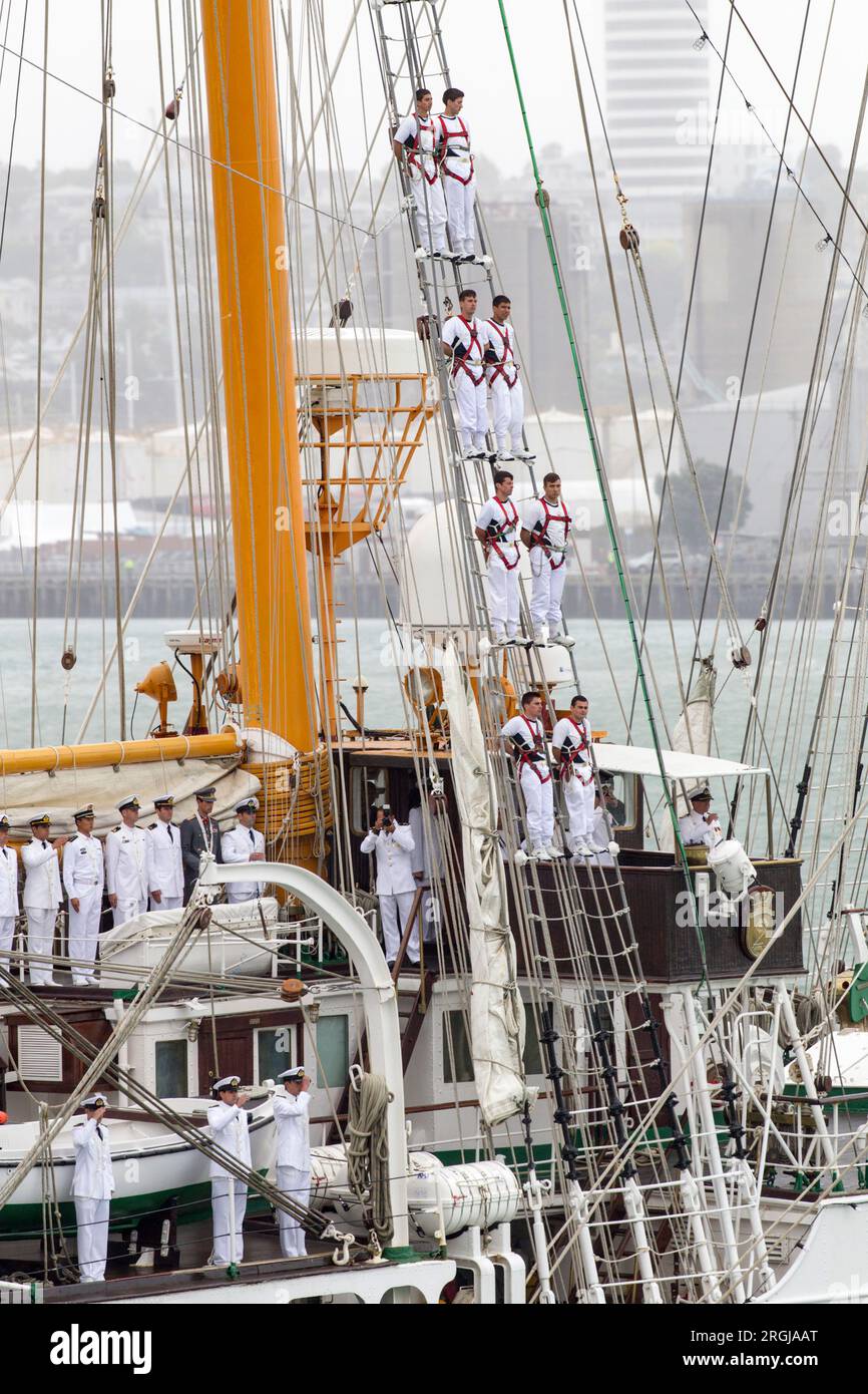 Marins à bord et gravissent les mâts du navire de la marine chilienne Esmeralda participant à une revue navale internationale dans le port de Waitemata, Banque D'Images