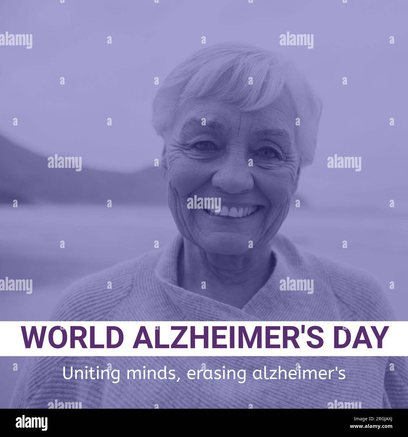 Composite du texte de la journée mondiale de la maladie d'alzheimer sur une femme caucasienne âgée heureuse en bord de mer Banque D'Images