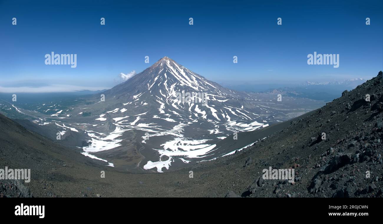 Bouleversement volcanique. Volcan actif. Champs de neige préservés dans les barrancoses à gauche parce que la rose des vents et la chaleur du volcan se réfère à droite. Lave étendue Banque D'Images