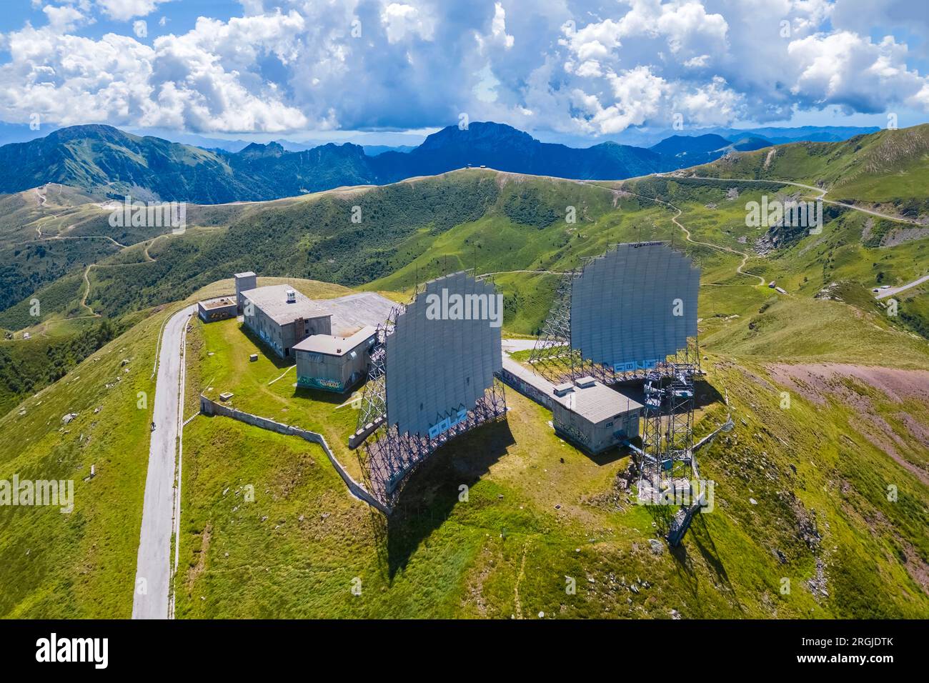 Vue aérienne de l'ancienne base militaire de l'OTAN Dosso dei Galli sur la zone montagneuse Maniva. Bagolino, Maniva, province de Brescia, Lombardie, Italie, Europe. Banque D'Images