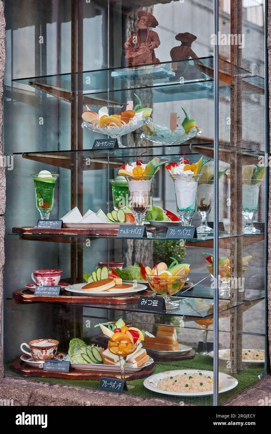 Modèles alimentaires en plastique (shokuhin sampuru) dans une armoire en verre à l'extérieur du restaurant ; Japon Banque D'Images