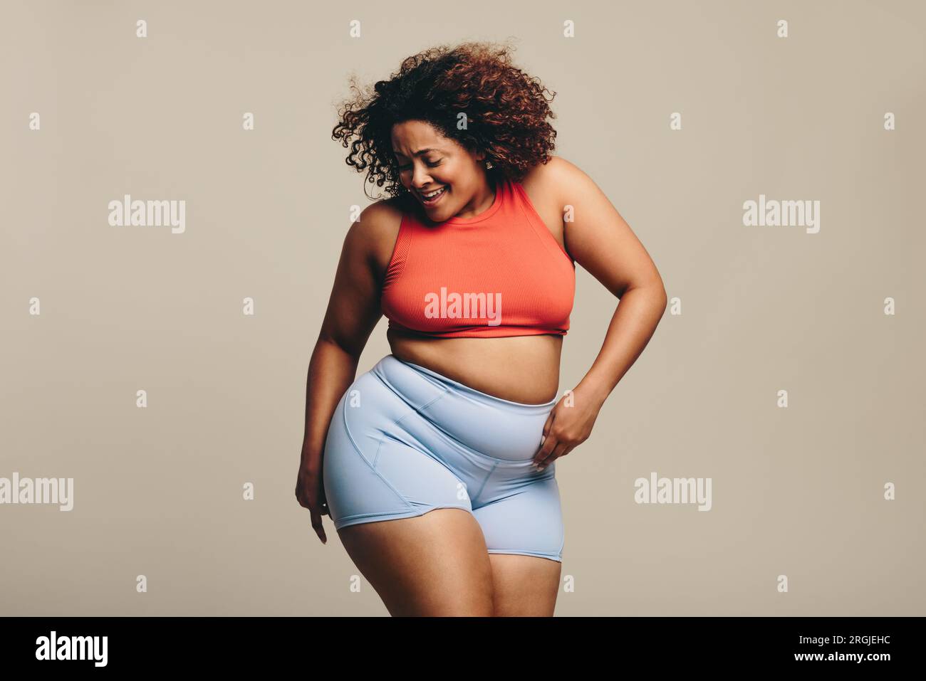Confiante et ajustee la femme de taille plus se deplace avec flexibilite et athletisme dans les vetements de sport. Avec une danse amusante et joyeuse elle s exprime et montre t Photo Stock