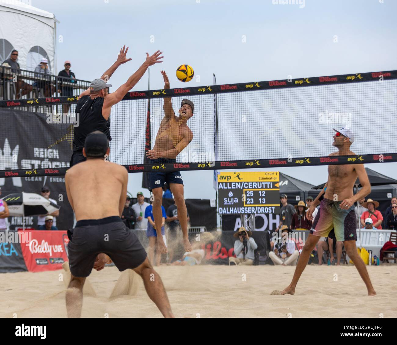 Avery Drost frappe à l'intérieur du bloc d'Alison Cerutti comme Billy Allen et Phil Dalhausser regardent. (John Geldermann/Alamy) Banque D'Images