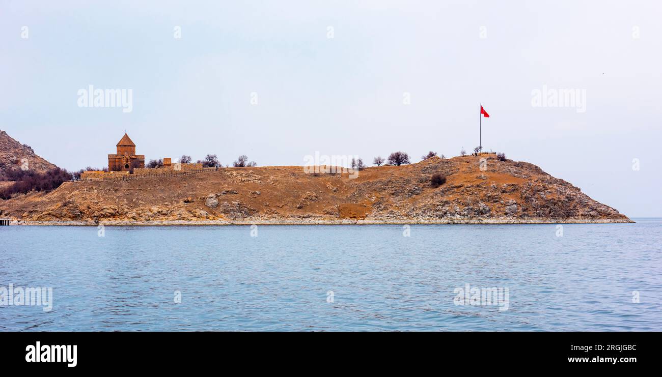 Akdamar Island à Van Lake. Van, Turquie. La cathédrale de la Sainte-Croix sur l'île d'Akdamar, dans le lac Van dans l'est de la Turquie. Banque D'Images