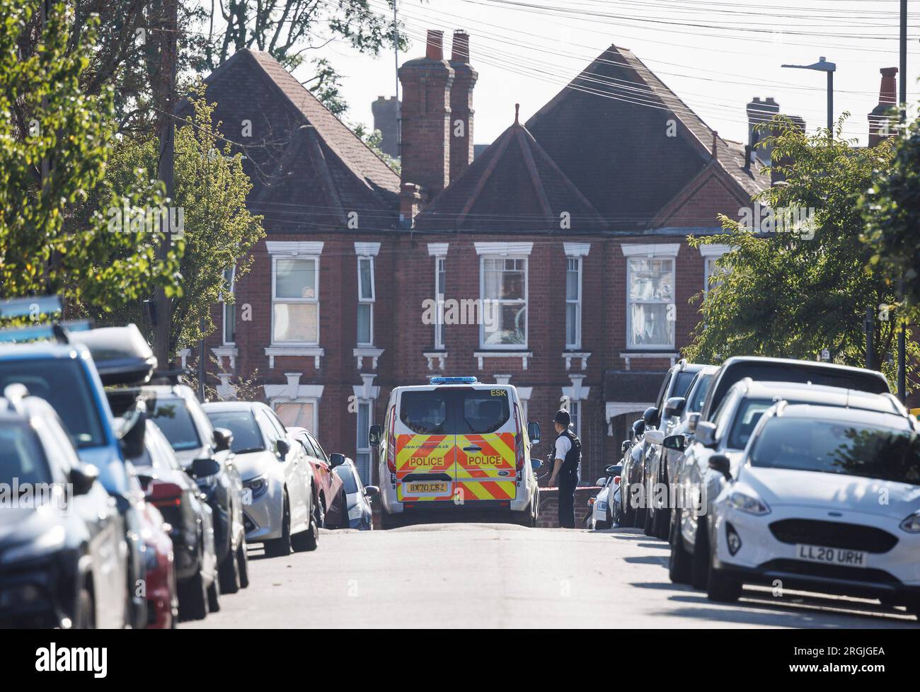 Londres, Royaume-Uni. 10 août 2023. La police était présente sur la scène de Wellesley Rd, Harrow, au nord de Londres où un homme est mort et deux autres hommes ont subi des coups de couteau dans une altercation tard hier soir. Deux hommes ont été arrêtés parce qu'ils étaient soupçonnés de meurtre. Crédit photo : Ben Cawthra/Sipa USA crédit : SIPA USA/Alamy Live News Banque D'Images