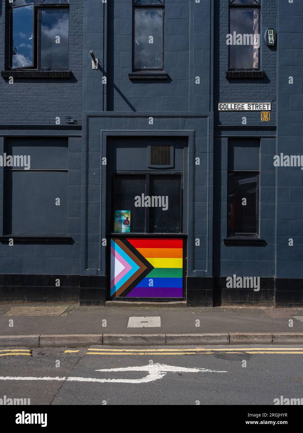 Couleurs gay Pride sur le côté d'un bâtiment peint en noir, Northampton, Royaume-Uni Banque D'Images