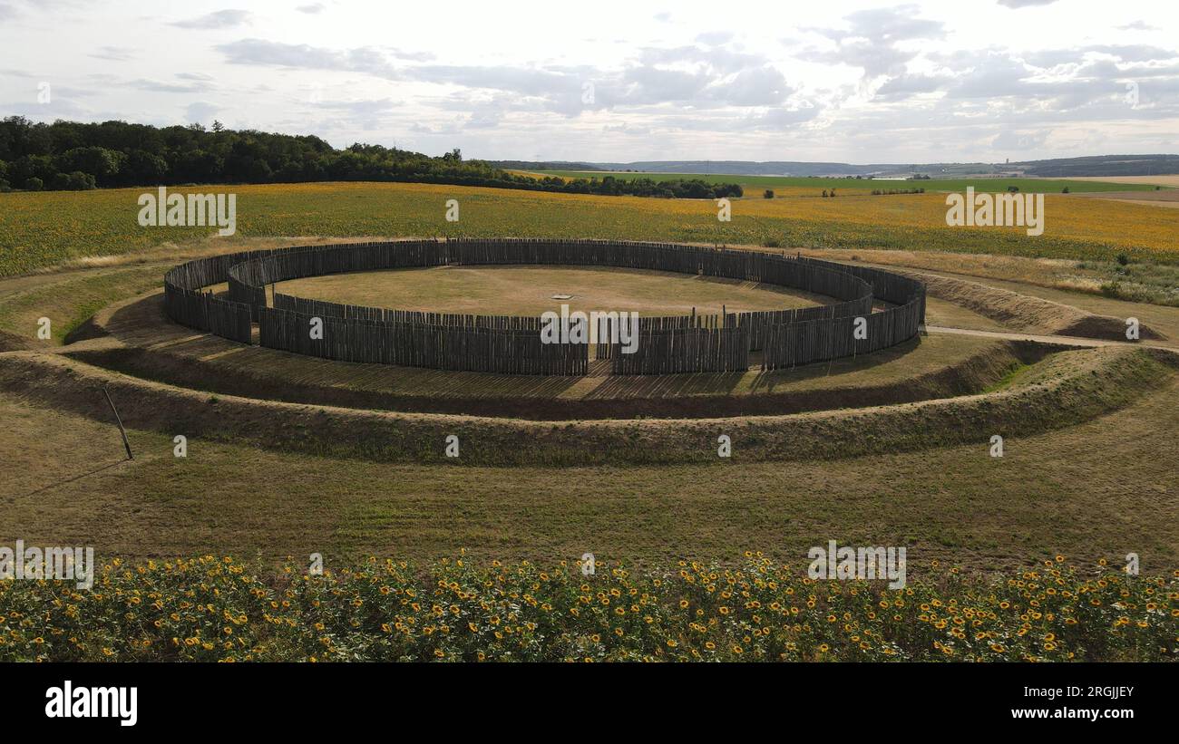 Goseck, Allemagne. 14 juillet 2023. Image drone du complexe de fossés circulaires de Goseck. Le complexe de fossés circulaires à Goseck, qui a environ 7000 ans, n'était pas seulement un observatoire solaire de l'âge de pierre, mais a également été utilisé intensivement comme site culte pour des rituels sacrificiels. Une nouvelle étude de l'Office d'État pour la préservation des monuments et de l'archéologie résume pour la première fois toutes les découvertes scientifiques sur Goseck. (À dpa 'Circle Ditch site of Goseck : Cult sacrifices and Solar Observatory') crédit : Simon Kremer/dpa/Alamy Live News Banque D'Images