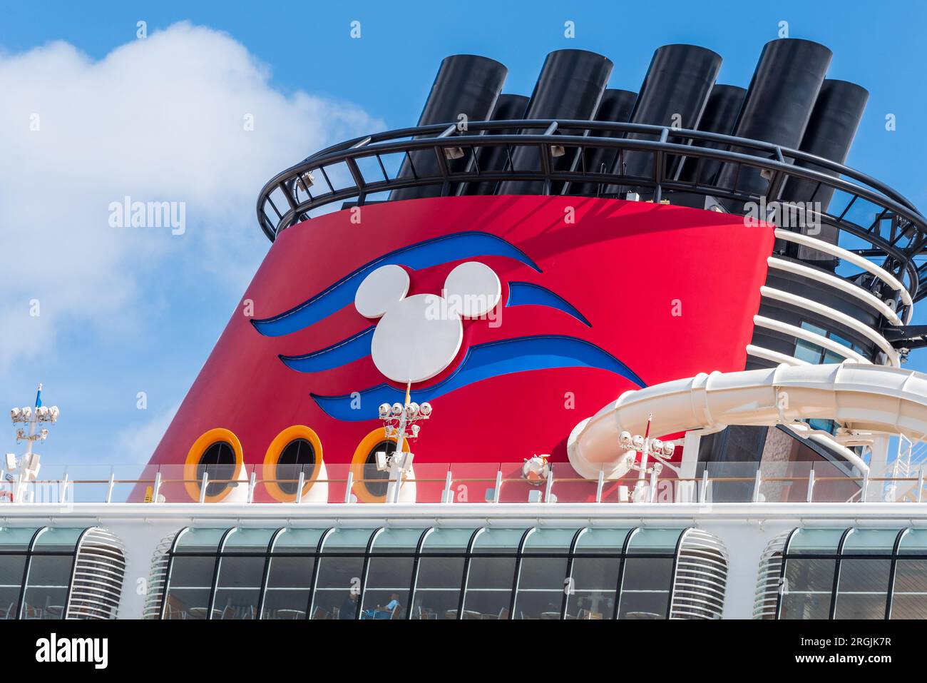 Kiel, Deutschland, août 2023 Hafenimpressionen Der Schornstein des Kreuzfahrtschiffes Disney Dream mit dem Micky Mouse Symbol, eine Wasserrutsche fü Banque D'Images