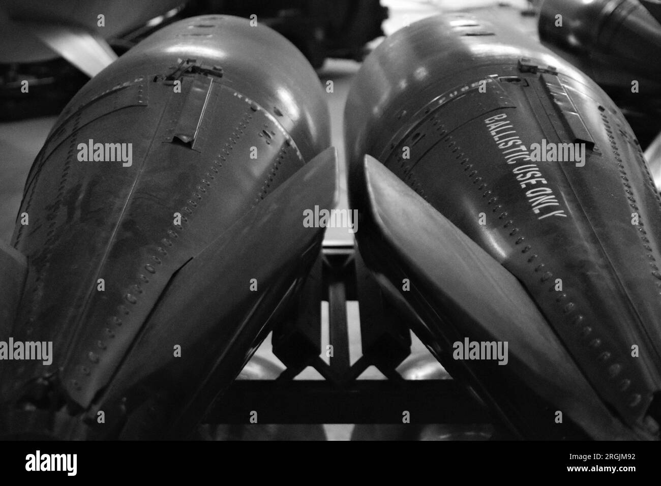 Bombes retardées de 1000 lb exposées à l'IWM Duxford. Banque D'Images
