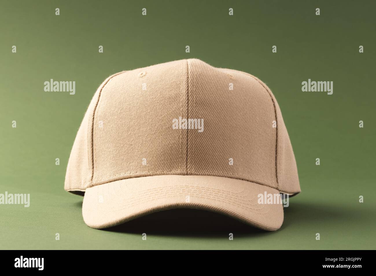 Casquette de baseball crème et espace de copie sur fond vert. Mode,  vêtements, couleur et concept de tissu Photo Stock - Alamy