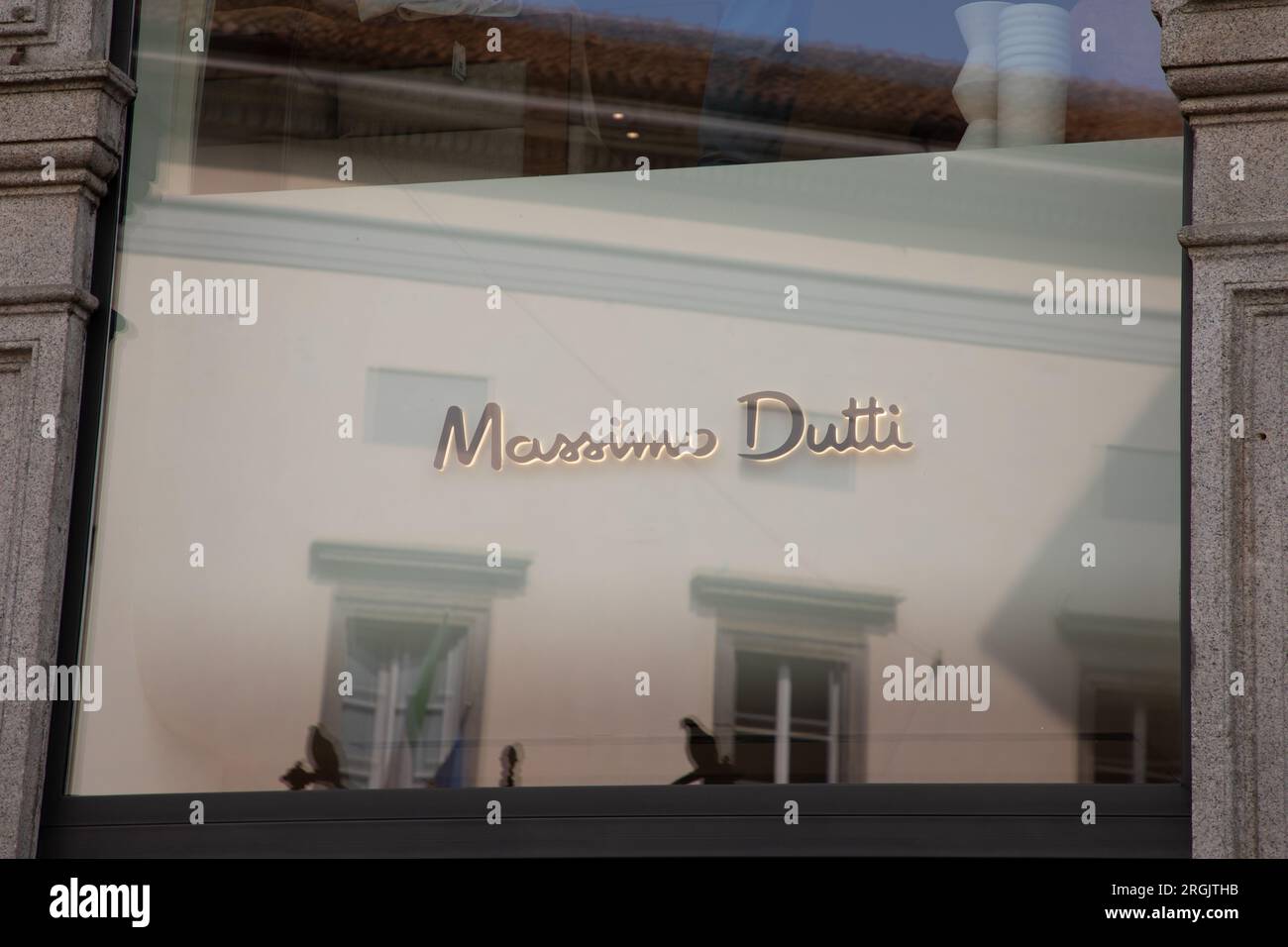 Milan , Italie - 08 07 2023 : Massimo Dutti détaillant espagnol de vêtements premium spécialisé dans les produits en cachemire et en laine par la multinationale Indi Banque D'Images