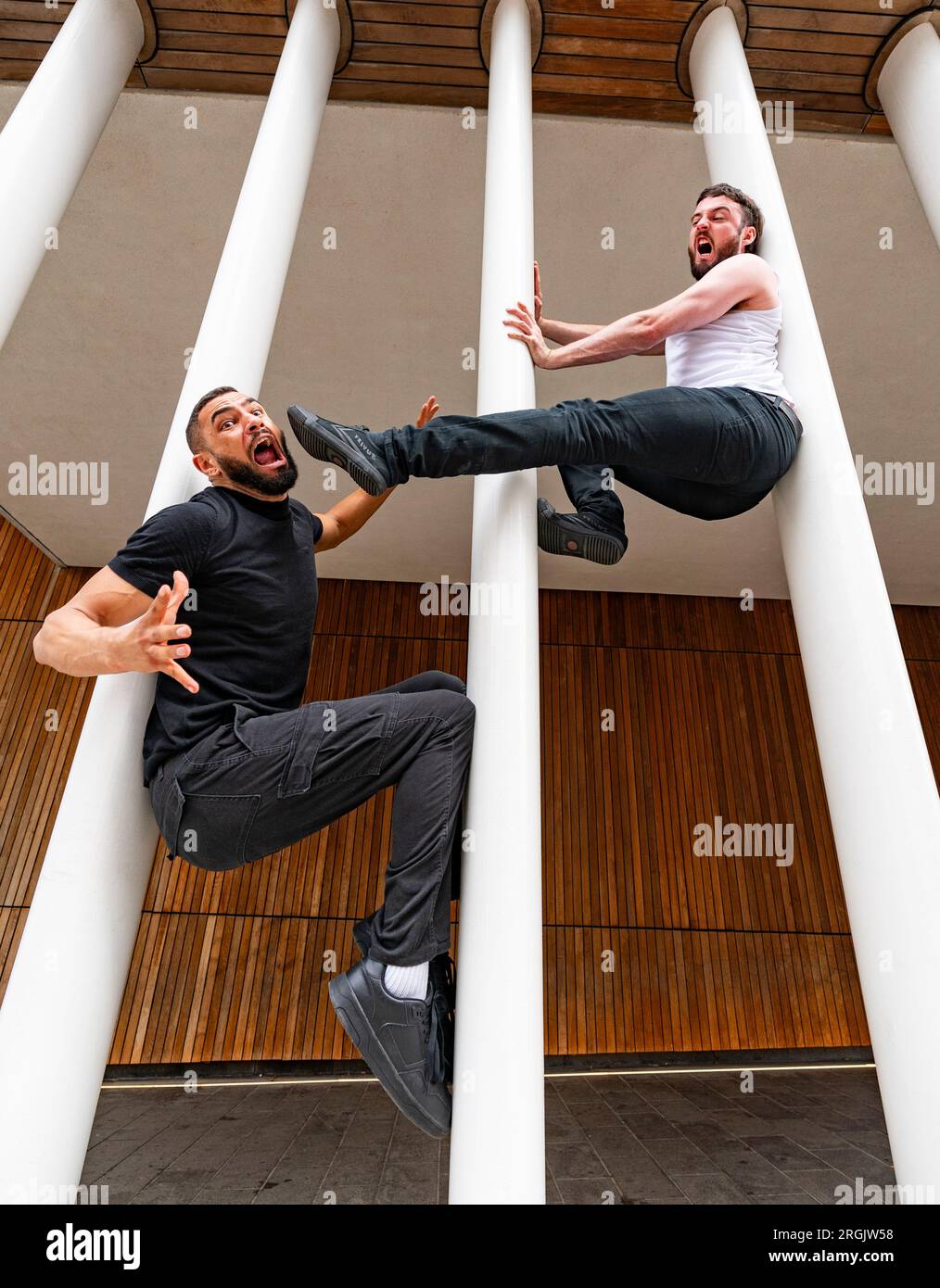 Édimbourg, Écosse, Royaume-Uni. 10 août 2023. Les artistes David Banks et Sadiq Ali jouent des scènes de cascadeur des films. Leur émission Stuntman examine l'impact des modèles d'action-héros sur les hommes et les garçons en s'inspirant de films tels que Die Hard et John Wick. Le spectacle se déroule à Summerhall. Iain Masterton/Alamy Live News Banque D'Images