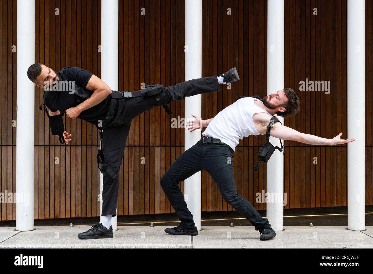 Édimbourg, Écosse, Royaume-Uni. 10 août 2023. Les artistes David Banks et Sadiq Ali jouent des scènes de cascadeur des films. Leur émission Stuntman examine l'impact des modèles d'action-héros sur les hommes et les garçons en s'inspirant de films tels que Die Hard et John Wick. Le spectacle se déroule à Summerhall. Iain Masterton/Alamy Live News Banque D'Images