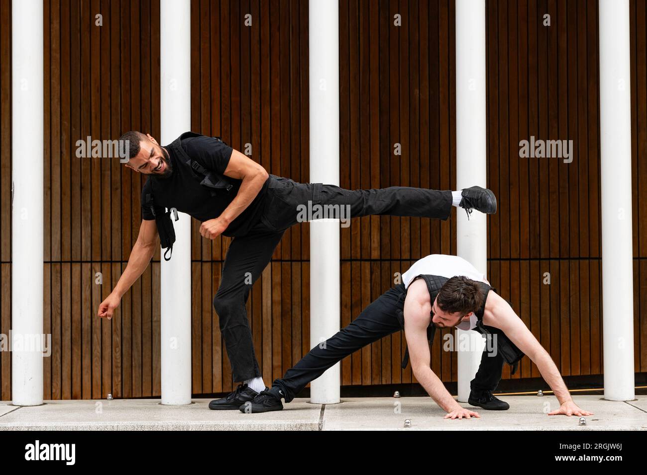 Édimbourg, Écosse, Royaume-Uni. 10 août 2023. Les artistes David Banks et Sadiq Ali jouent des scènes de cascadeur des films. Leur émission Stuntman examine l'impact des modèles d'action-héros sur les hommes et les garçons en s'inspirant de films tels que Die Hard et John Wick. Le spectacle se déroule à Summerhall. Iain Masterton/Alamy Live News Banque D'Images