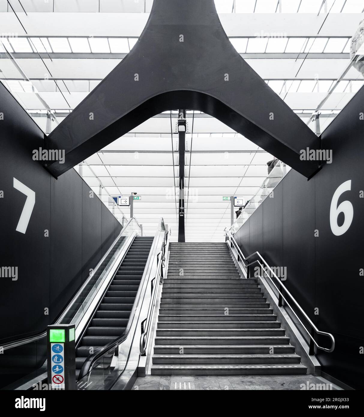 Escaliers menant aux quais 6 et 7 à la gare Rotterdam Centraal Banque D'Images