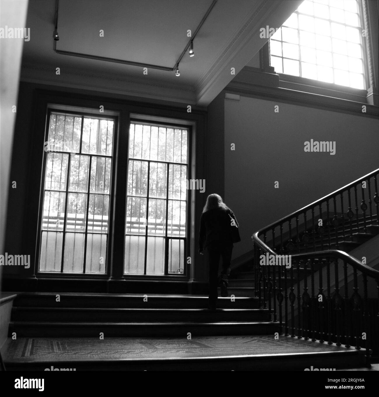 Image en noir et blanc d'un escalier éclairé par le soleil au Victoria and Albert Museum à Londres, Royaume-Uni Banque D'Images