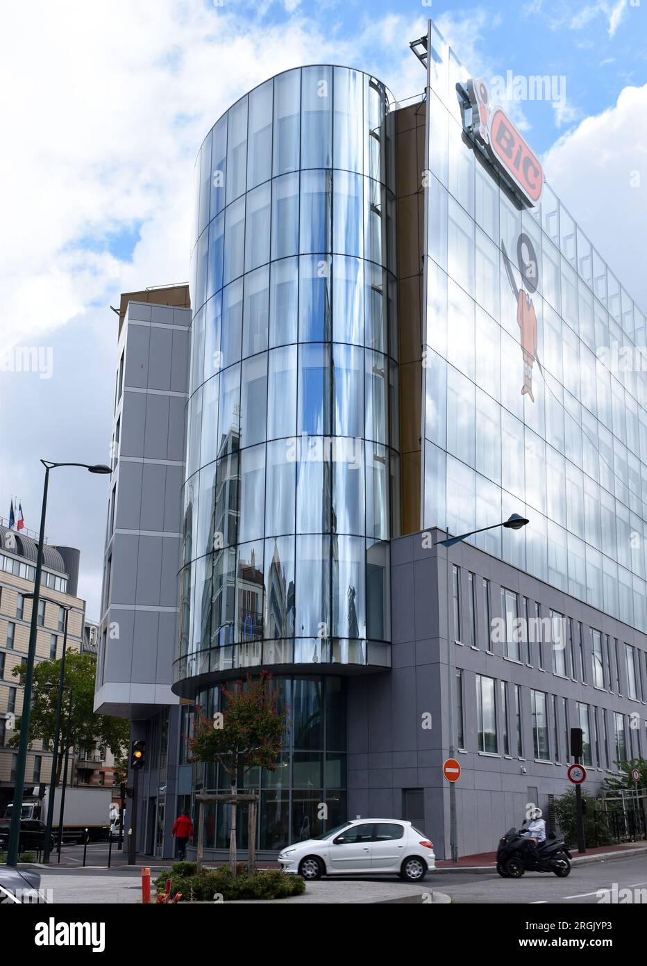 Le nouveau siège mondial de BIC, briquets et biros, aux côtés du boulevard périphérique de Paris à la porte de Clichy, avec le logo BIC en grand format. Banque D'Images