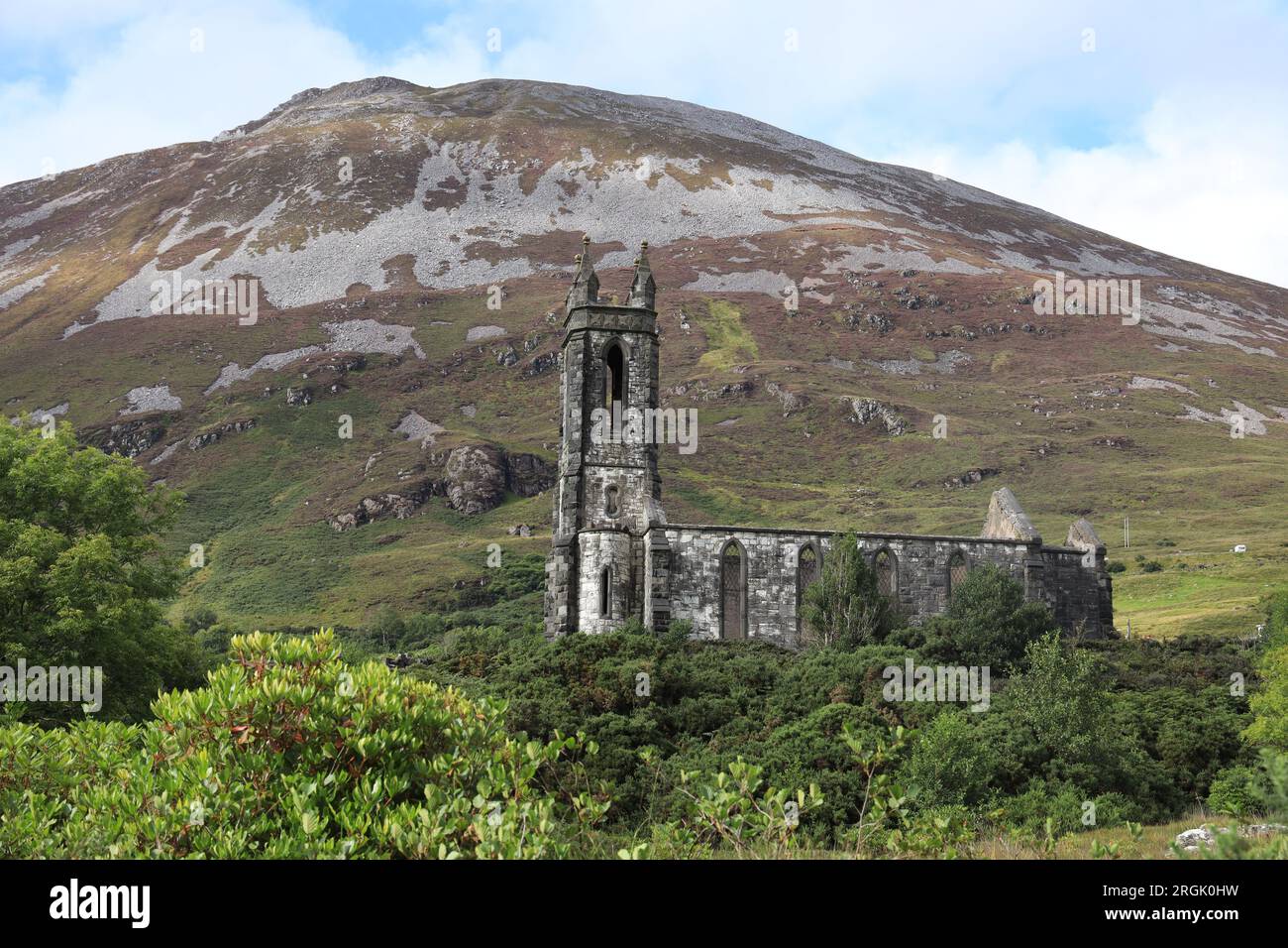 The Old Church, Dunlewey, une église abandonnée de l'Église d'Irlande avec pour toile de fond Errigal Mountain dans le comté rural de Donegal, en Irlande Banque D'Images