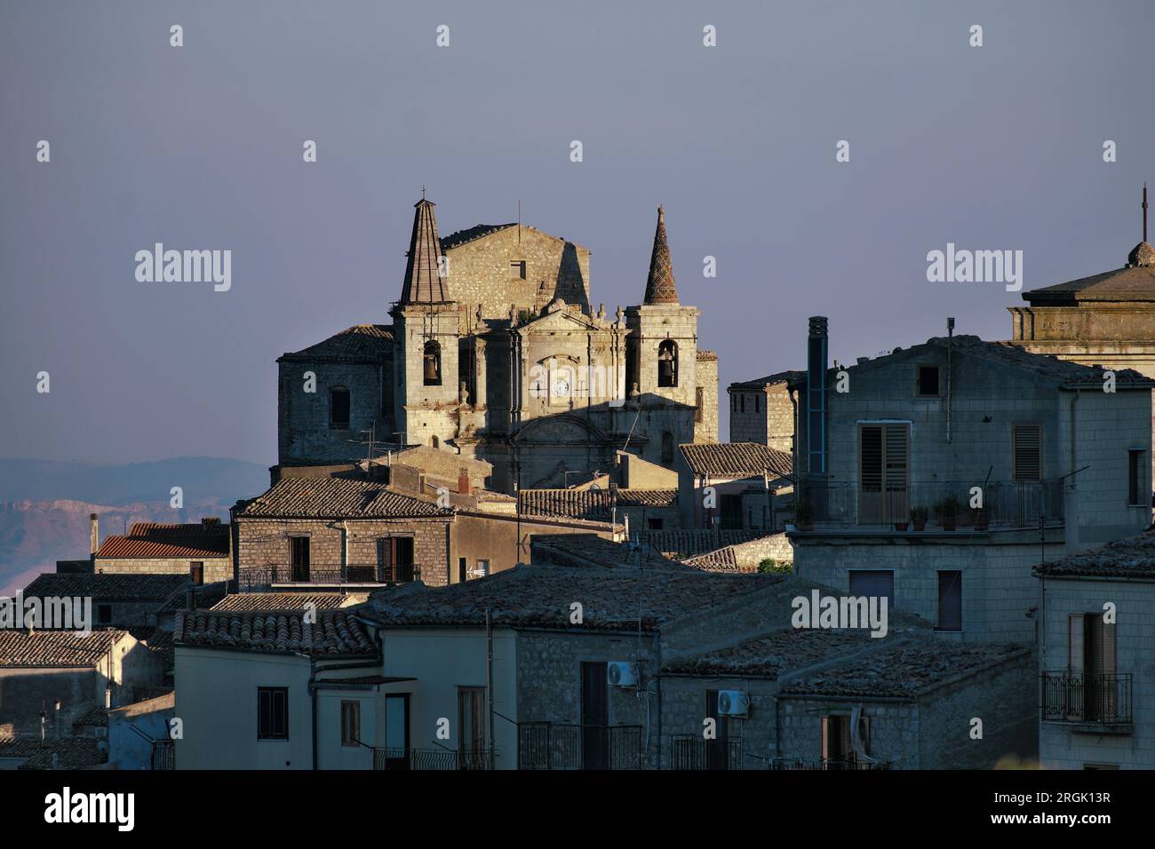 Lumière dramatique sur l'église de 'Santa Maria di Loreto' dans le village de pierre de Petralia Soprana, Sicile, Italie Banque D'Images