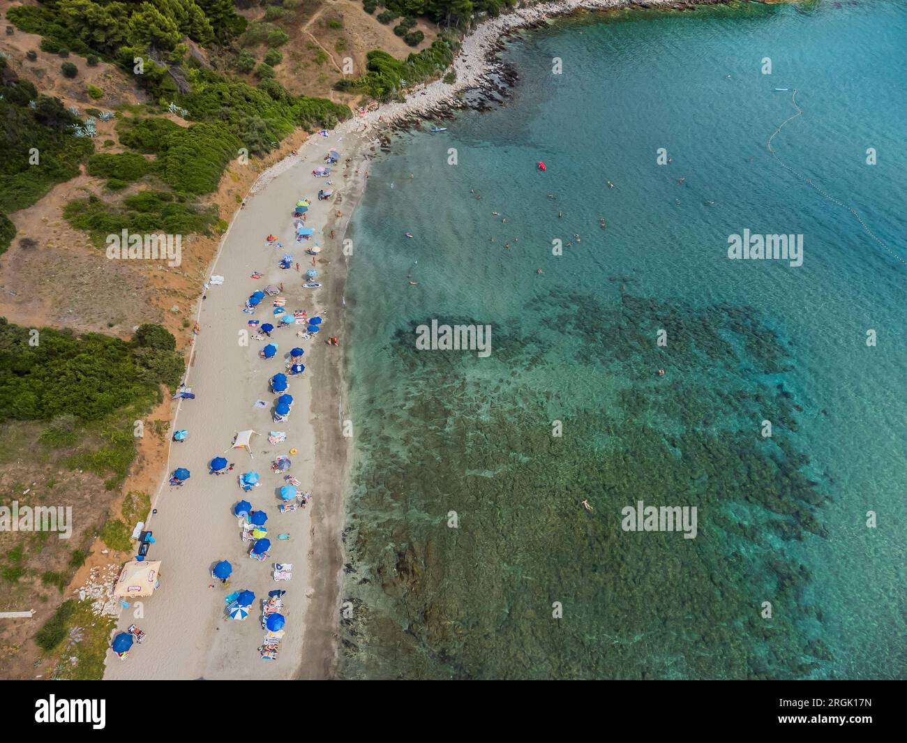Une vue aérienne avec drone de plage dans la baie de Vela Przina dans la ville de Lumbarda à l'est de l'île de Korcula en Croatie le 27 juillet 2023. Photo : Zvonimir Barisin/PIXSELL Banque D'Images