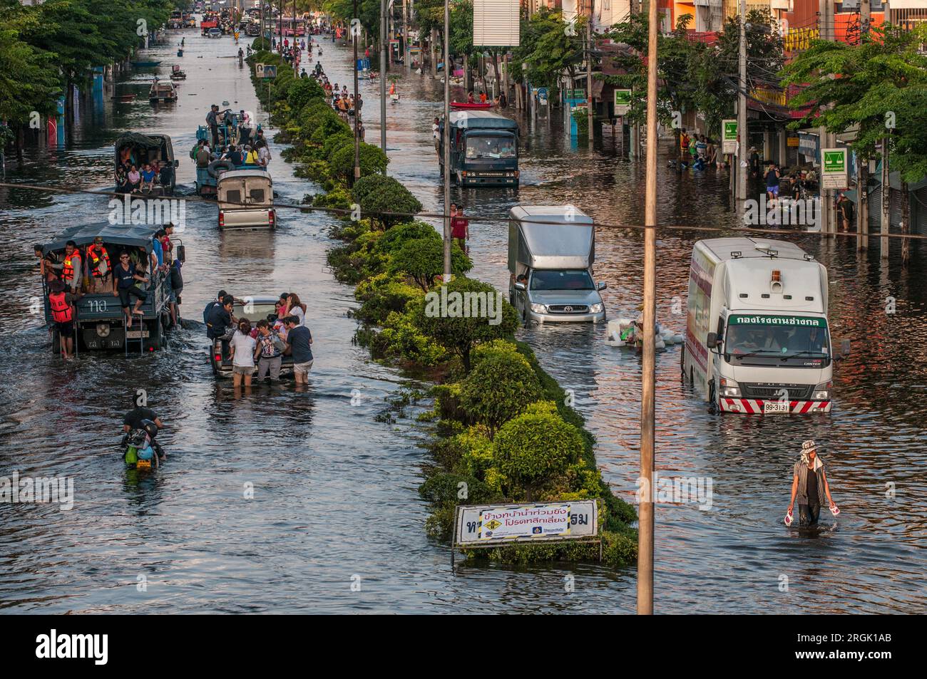 La crise climatique. Les habitants de Bangkok fuient les inondations sur la route Phahon Yothin, Bangkok, Thaïlande, le lundi 31 octobre 2011. © Kraig Lieb Banque D'Images