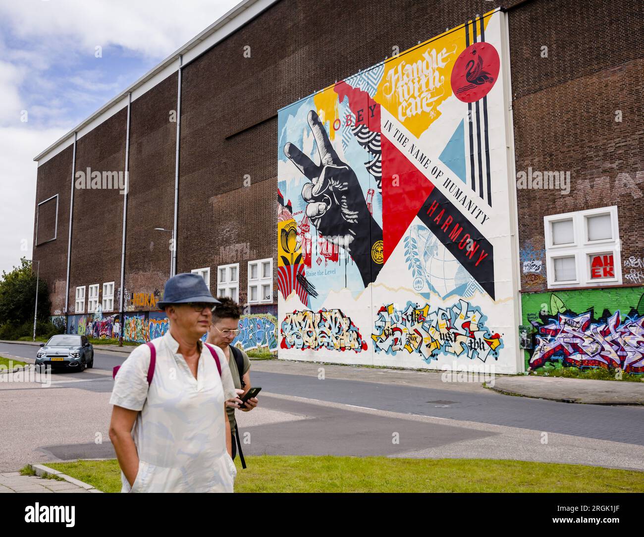 AMSTERDAM - la nouvelle fresque de l'artiste de rue Shepard Fairey, sur le mur latéral du musée STRAAT. L’artiste américain est surtout connu pour son célèbre affiche D’ESPOIR DE Barack Obama. ANP SEM VAN DER WAL pays-bas Out - belgique Out Banque D'Images