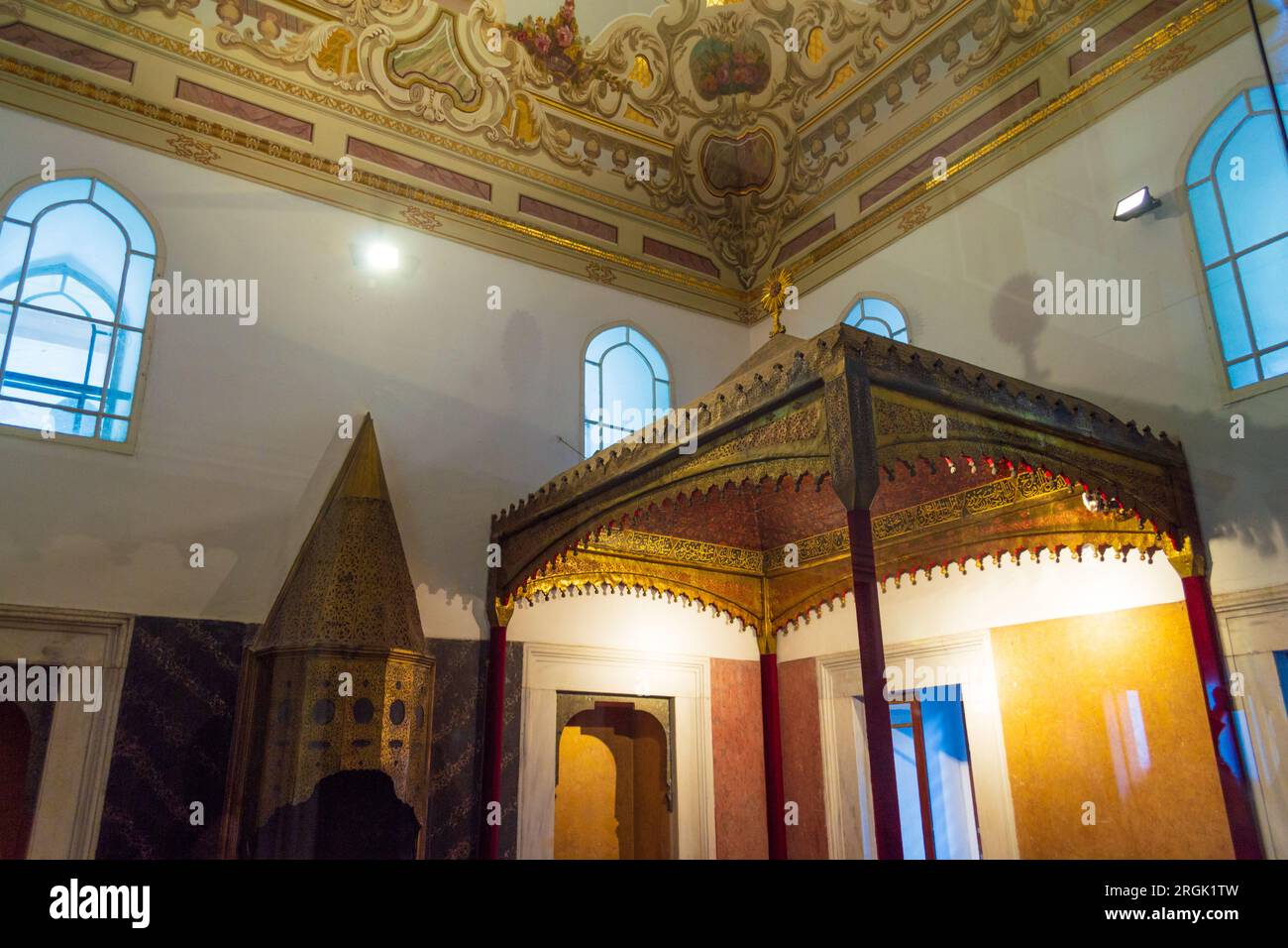 Intérieur de la salle d'audience privée dans la salle d'audience ou pavillon de la Chambre des pétitions. Topkapi est un grand musée et une bibliothèque. Banque D'Images