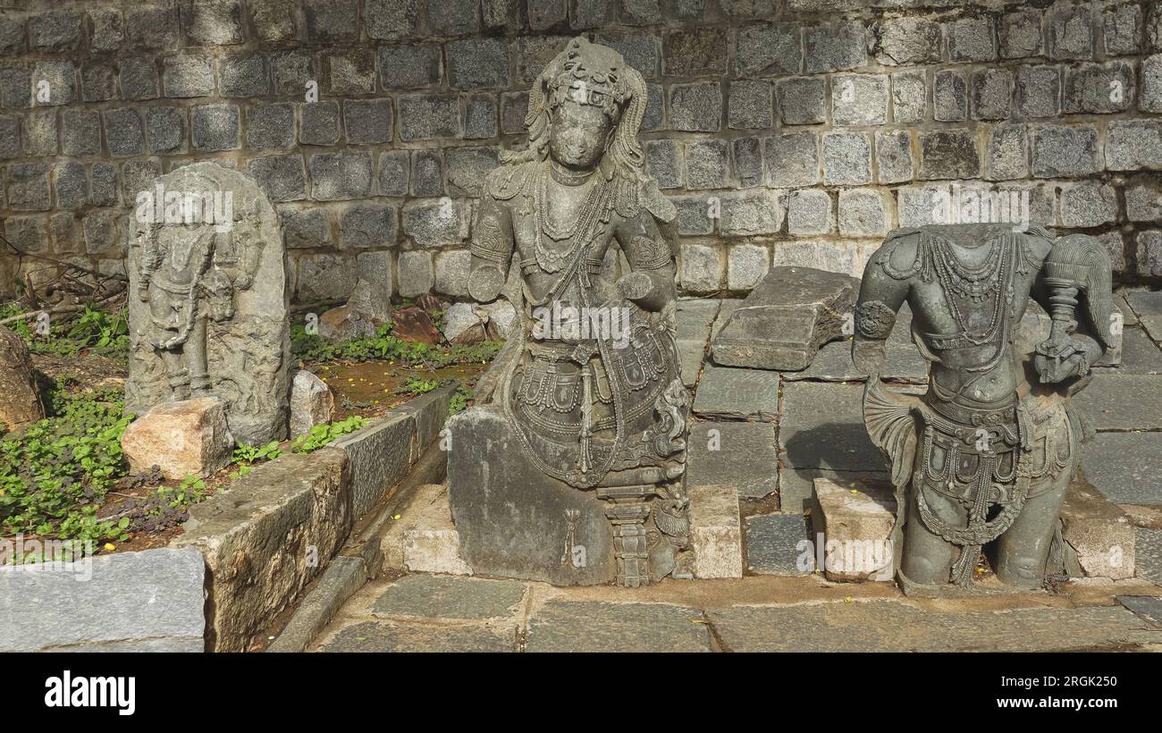 Sculptures brisées de déités hindoues dans le campus du temple Siddheswara, Haveri, Karnataka, Inde Banque D'Images