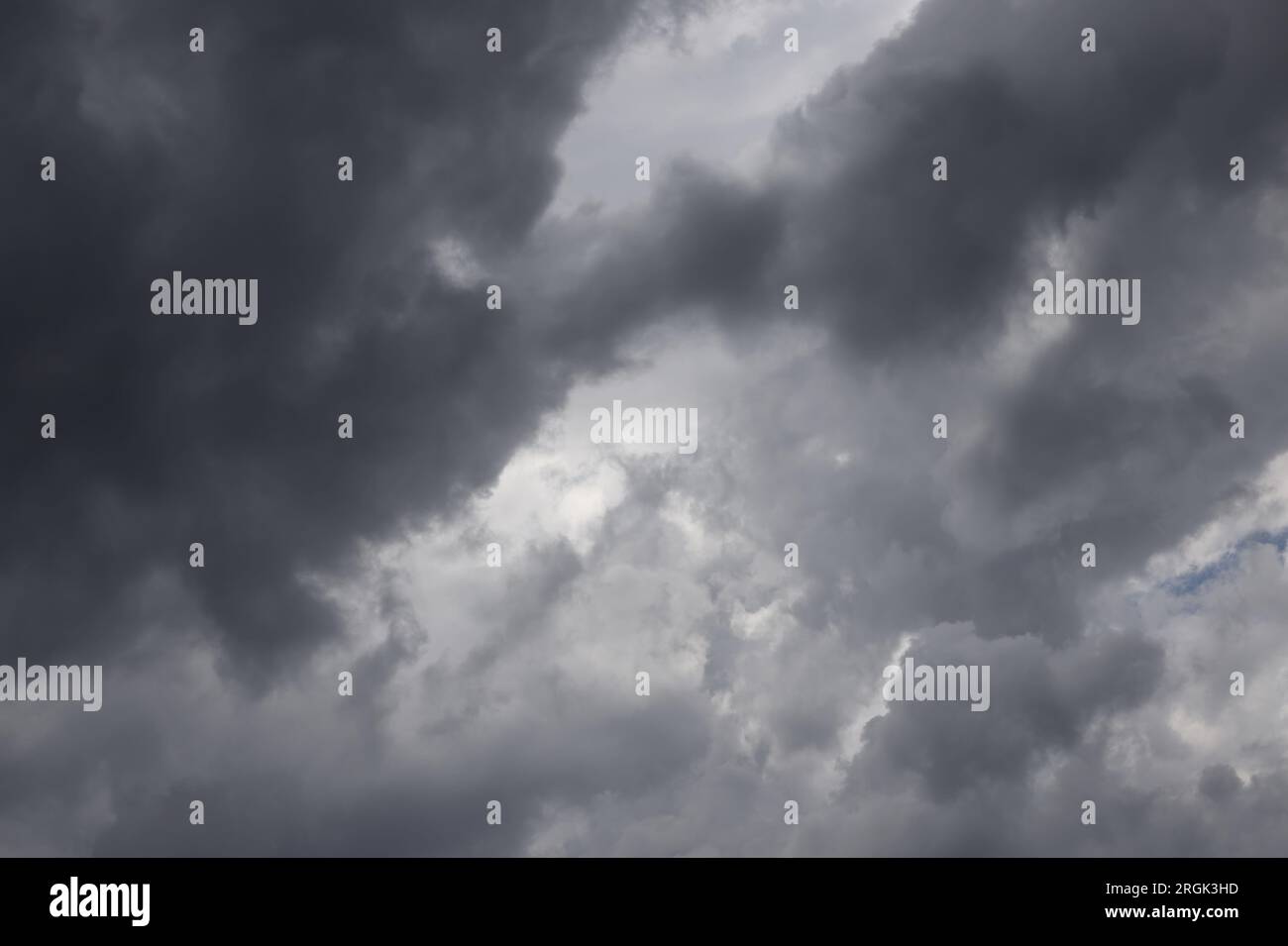 Des nuages gris dans le ciel Banque D'Images