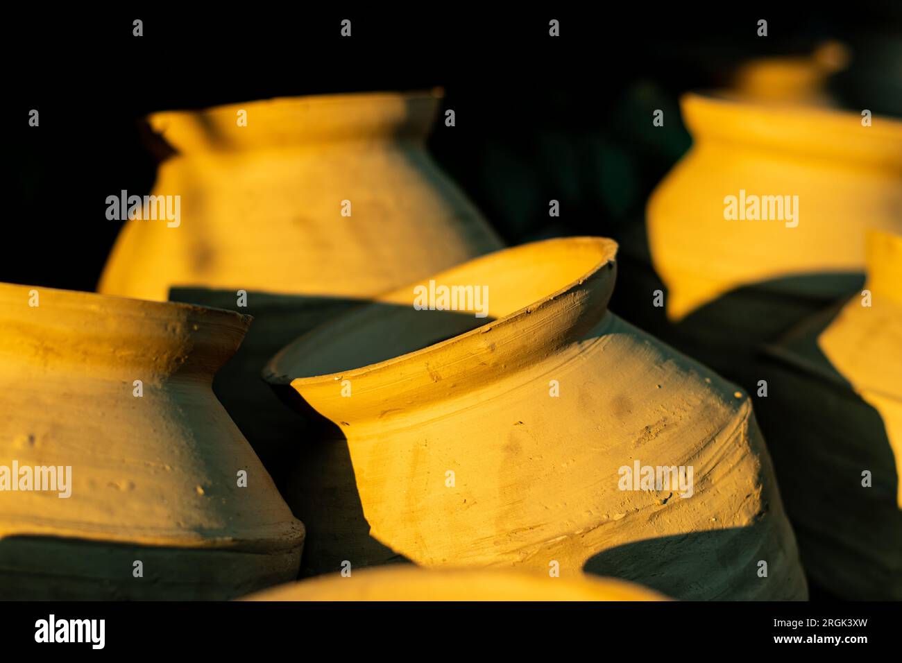 Le pot en argile fait à la main est un pot de cuisson en argile. Ces pots peuvent être utilisés sur la cuisinière Banque D'Images