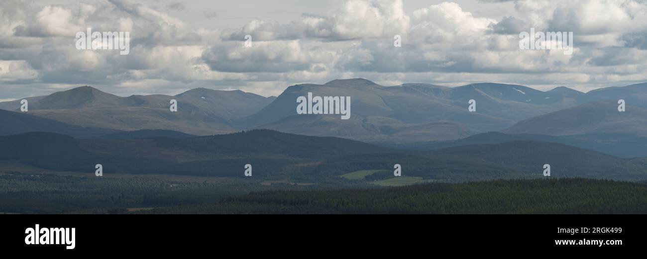 Les montagnes de Cairngorm vues depuis la route de Dava, Speyside, région de Grampian, Écosse. Banque D'Images