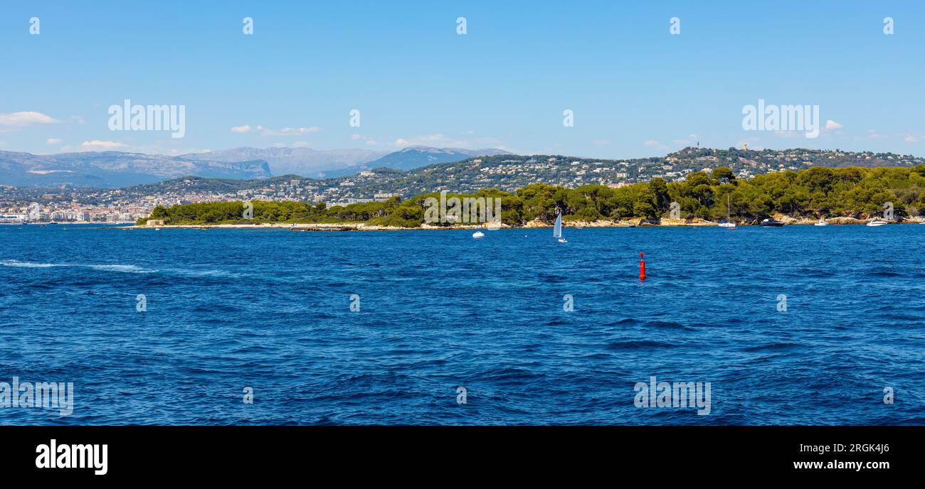 Cannes, France - 31 juillet 2022 : Ile Saint Honorat île panorama avec côte forestière et yachts sur les eaux de la mer Méditerranée au large de Cannes Banque D'Images