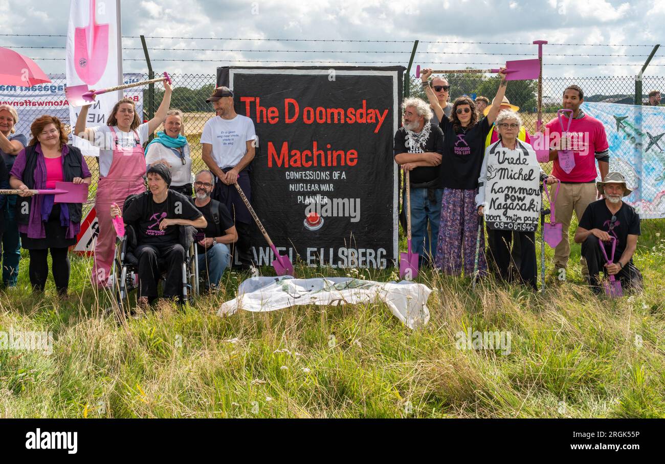 Volkel, pays-Bas, 09.08.2023, militants pour la paix et le climat lors d'une action de protestation contre les armes nucléaires sur la base aérienne militaire néerlandaise Banque D'Images