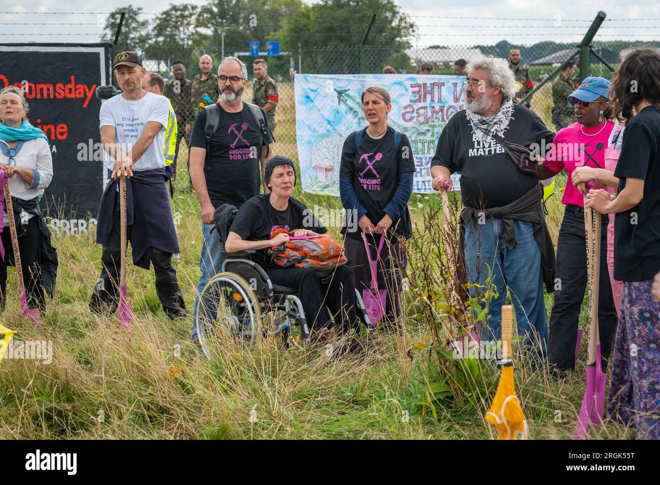 Volkel, pays-Bas, 09.08.2023, militants pour la paix et le climat lors d'une action de protestation contre les armes nucléaires sur la base aérienne militaire néerlandaise Banque D'Images