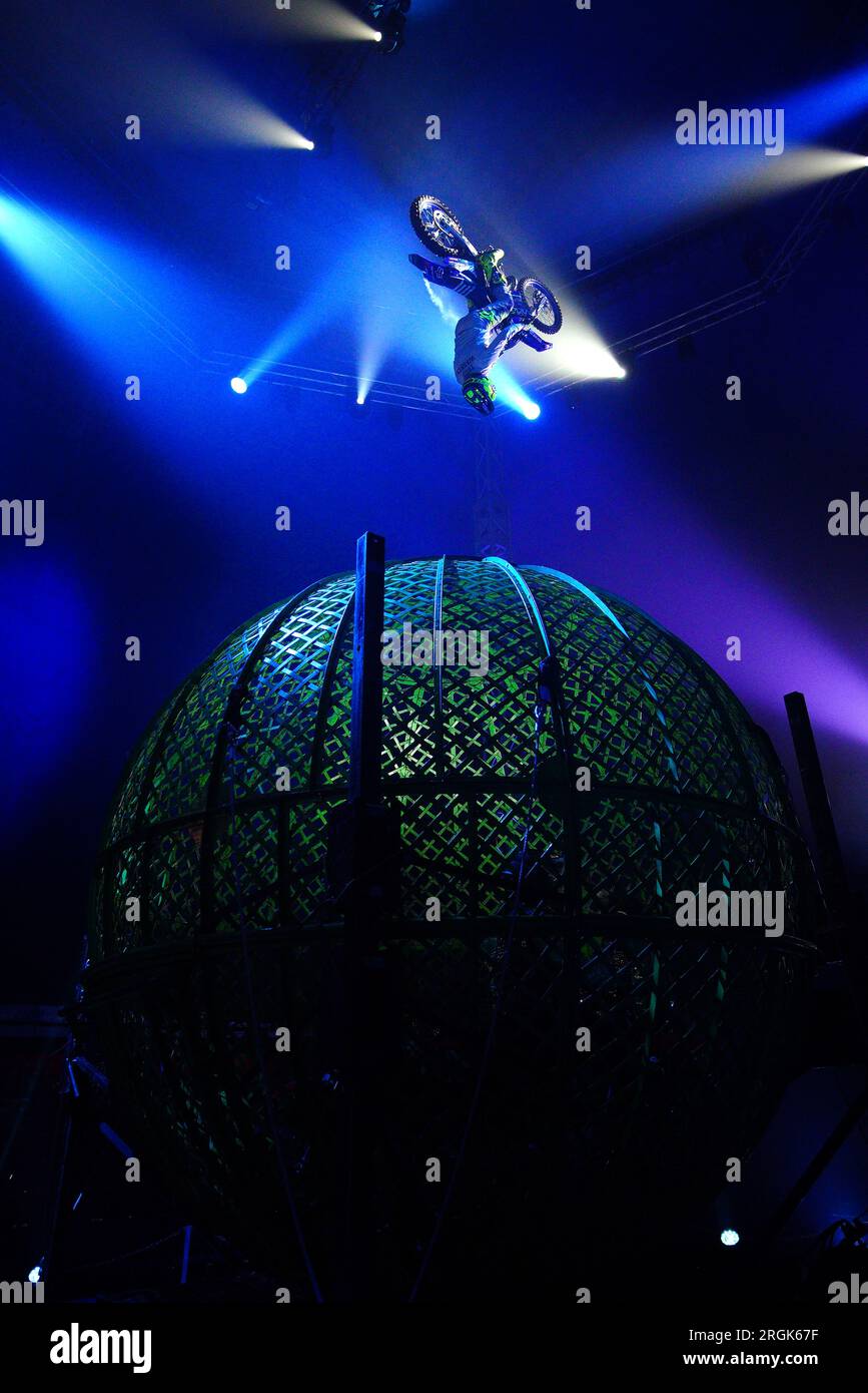 Les Stunt Bikers se préparent pour un spectacle au Circus Extreme, une ...