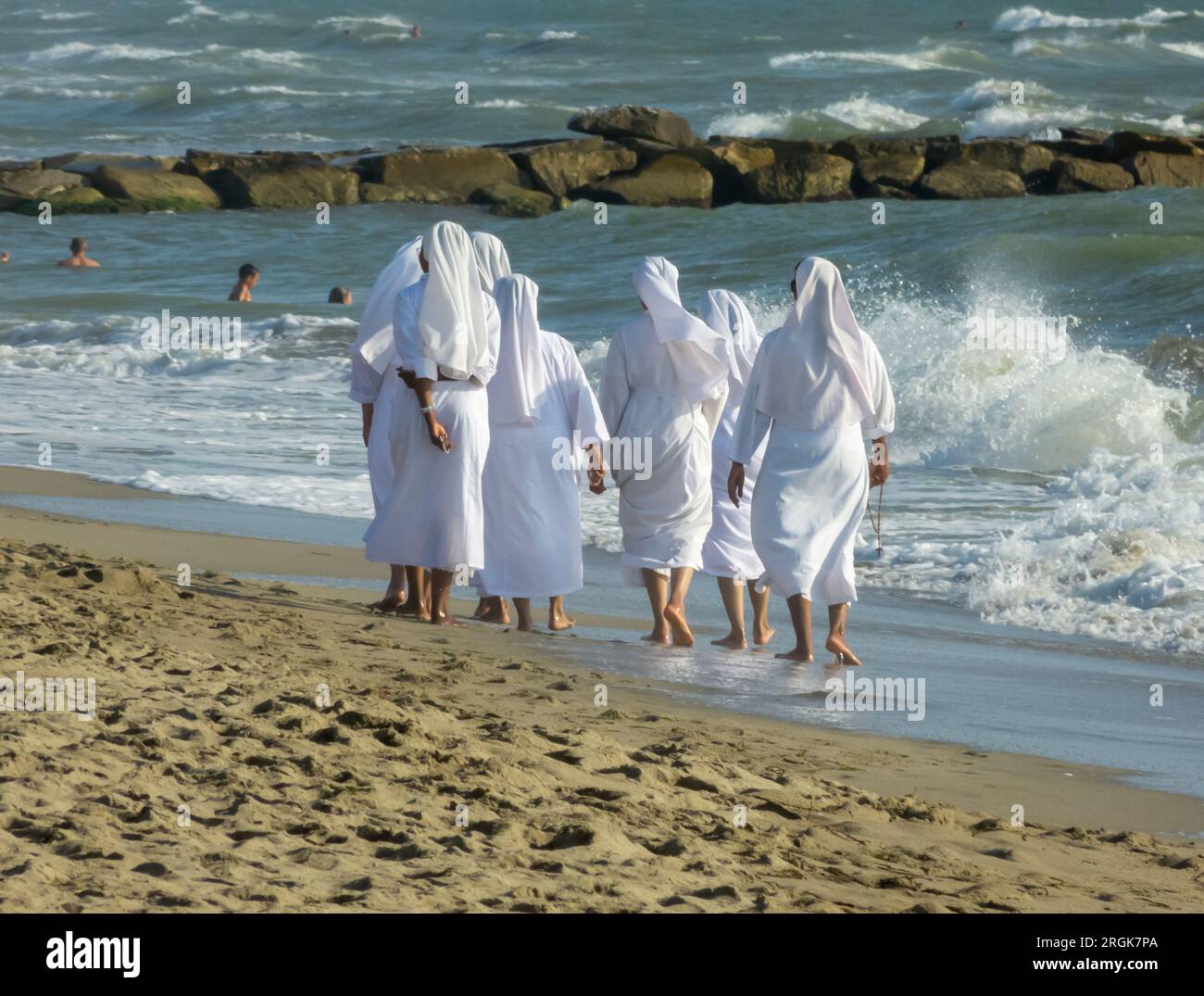 Les nonnes marchent dans le sable sur la plage 01 Banque D'Images