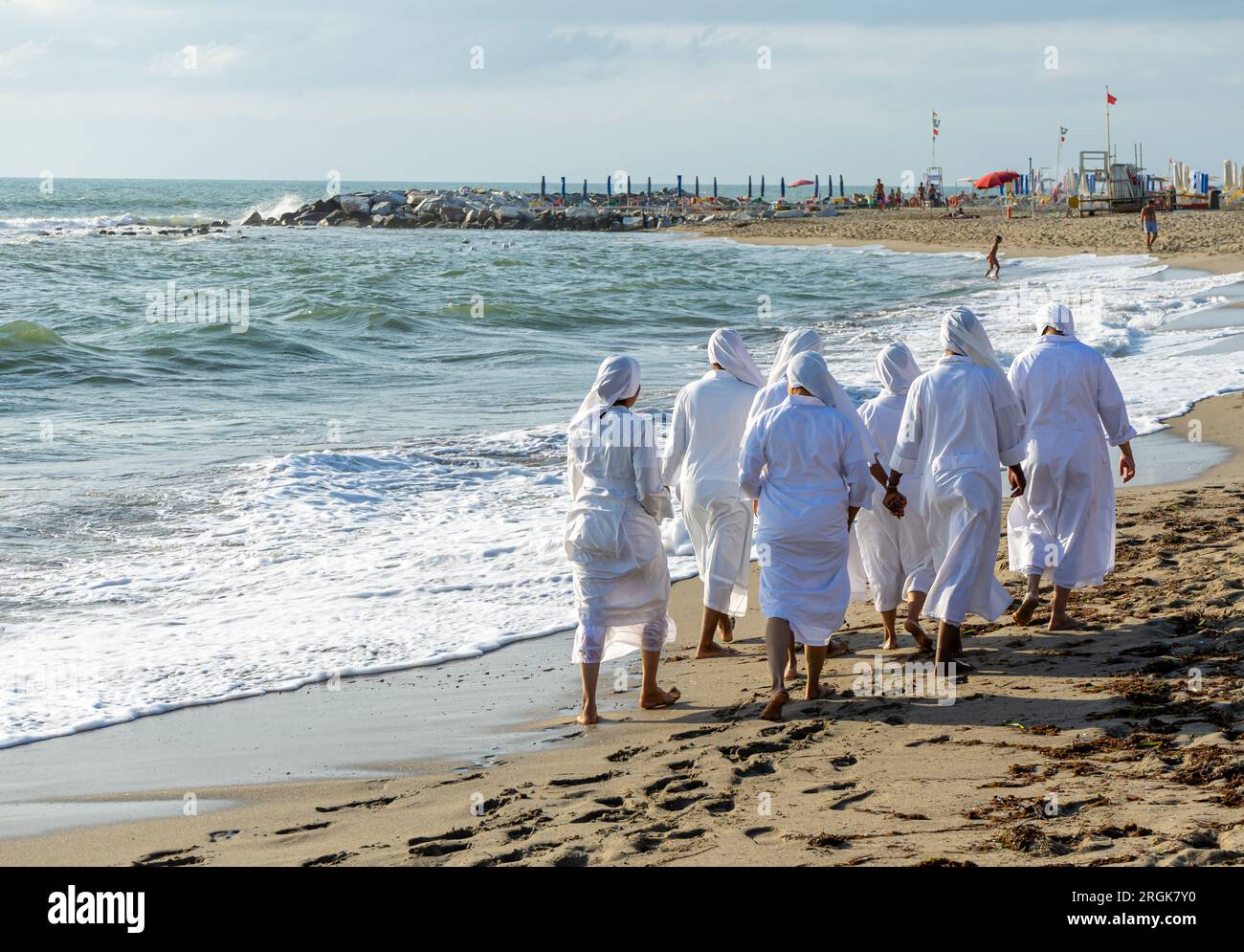 Les nonnes marchent dans le sable sur la plage 04 Banque D'Images
