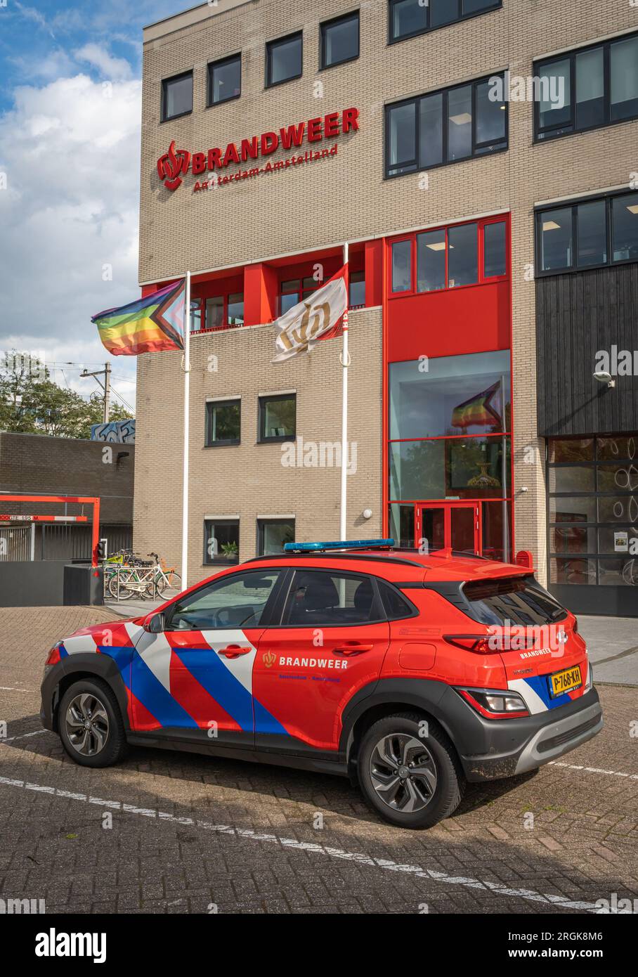 Amsterdam, pays-Bas, 08.08.2023, voiture de pompiers devant la caserne de pompiers Willem à Amsterdam Ringdijk Banque D'Images