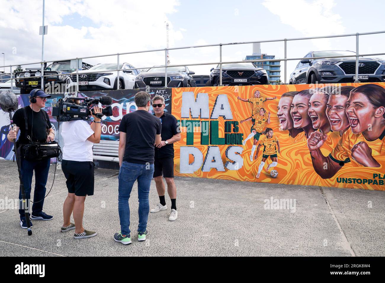 Sydney, Australie. 10 août 2023. Sydney, Australie, 10 août 2023 : ARD NRD télévision allemande interviewant et filmant une fan devant le travail d'art graffiti avec le slogan Til It's Done en l'honneur des Matildas, l'équipe nationale féminine d'Australie, créé par Danielle Weber (Daniellesartwork) lors de la coupe du monde féminine FIFA 2023 à Bondi Beach à Sydney, Australie. (Daniela Porcelli/SPP) crédit : SPP Sport Press photo. /Alamy Live News Banque D'Images