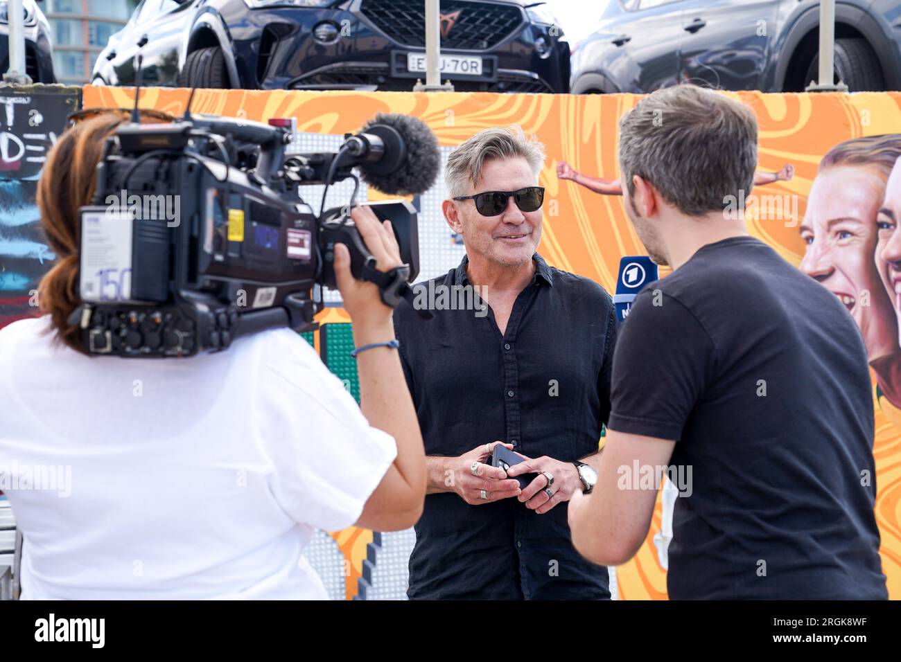 Sydney, Australie. 10 août 2023. Sydney, Australie, 10 août 2023 : ARD NRD télévision allemande interviewant et filmant une fan devant le travail d'art graffiti avec le slogan Til It's Done en l'honneur des Matildas, l'équipe nationale féminine d'Australie, créé par Danielle Weber (Daniellesartwork) lors de la coupe du monde féminine FIFA 2023 à Bondi Beach à Sydney, Australie. (Daniela Porcelli/SPP) crédit : SPP Sport Press photo. /Alamy Live News Banque D'Images