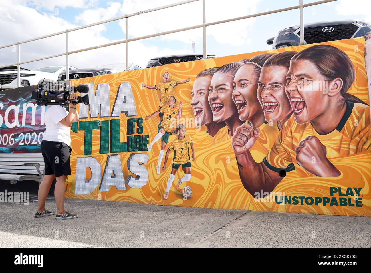Sydney, Australie. 10 août 2023. Sydney, Australie, 10 août 2023 : ARD NRD télévision allemande filme le travail d'art graffiti avec le slogan Til It's Done en l'honneur des Matildas, l'équipe nationale féminine d'Australie, créée par Danielle Weber (Daniellesartwork) lors de la coupe du monde féminine FIFA 2023 à Bondi Beach à Sydney, Australie. (Daniela Porcelli/SPP) crédit : SPP Sport Press photo. /Alamy Live News Banque D'Images