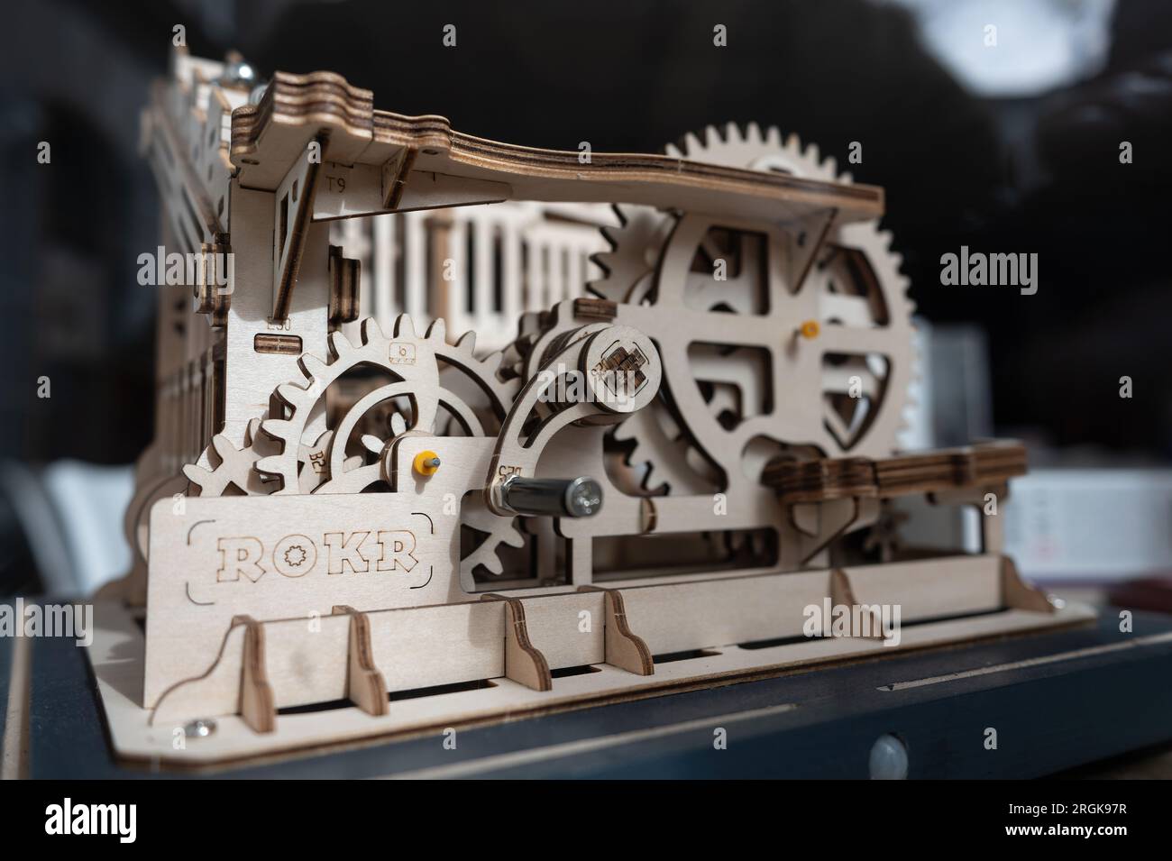 ROKR à manivelle Marble Run kits de modèles en bois assemblage 3D Puzzle en bois kits de modèles mécaniques avec balles Banque D'Images