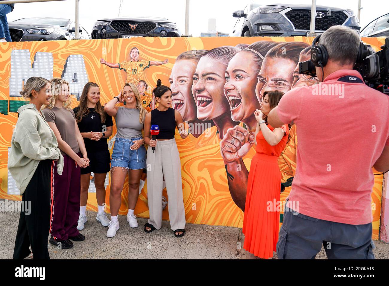 Sydney, Australie. 10 août 2023. Sydney, Australie, 10 août 2023 : Sky Sports Team of UK avec des présentateurs de la coupe du monde devant le travail d'art graffiti avec le slogan Til It's Done en l'honneur des Matildas, l'équipe nationale féminine d'Australie, créé par Danielle Weber (Daniellesartwork) lors de la coupe du monde féminine FIFA 2023 à Bondi Beach à Sydney, Australie. (Daniela Porcelli/SPP) crédit : SPP Sport Press photo. /Alamy Live News Banque D'Images