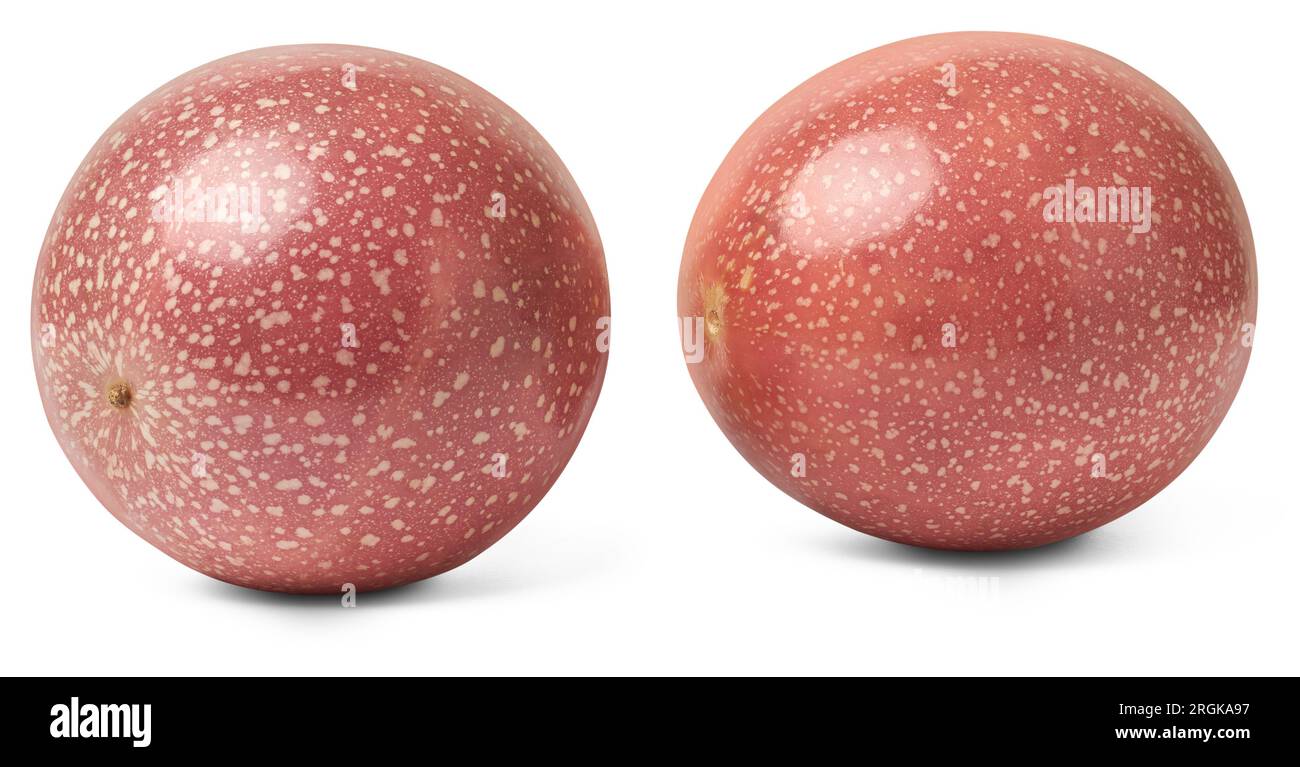 fruit violet de la passion, passiflora edulis, petit fruit tropical rond à ovale qui est connu pour sa saveur unique et son apparence isolée sur blanc Banque D'Images